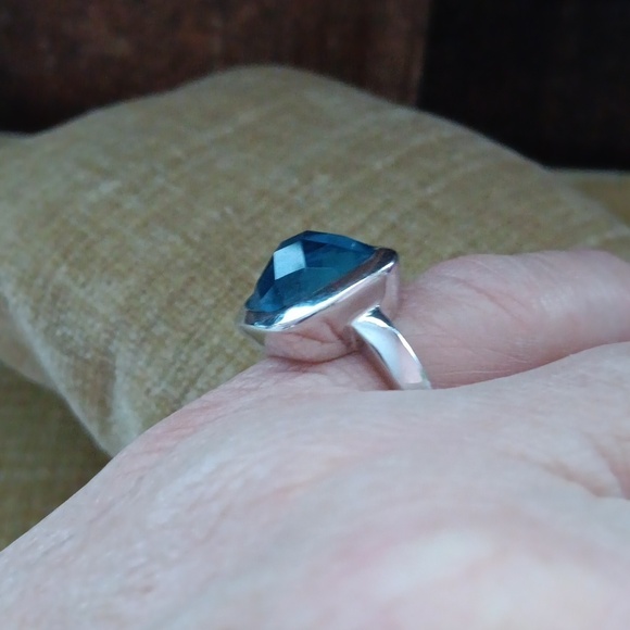 Silver blue Faceted Glass Ring - Picture 8 of 10